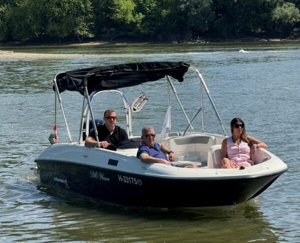Experience photography with Budapest sights on River Danube by luxury motorboat - Image 3